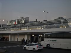 ミラノ　リナーテ空港到着
出口すぐにミラノ中央駅までのシャトルバスがあります。
運よく10分ほどですぐに発車。片道30分ほどです。
