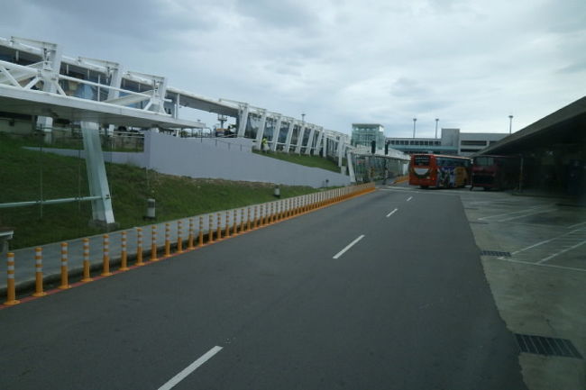 桃園空港到着　キャセイなので第1ターミナルへ、なんか綺麗になってますね　<br /><br />3年ぶり懐かしい台湾やっと来れました<br /><br />入国審査が混んでいて、ちょっとうんざりです<br /><br />空港内の銀行で両替済ませ、バスのチケット売り場へ