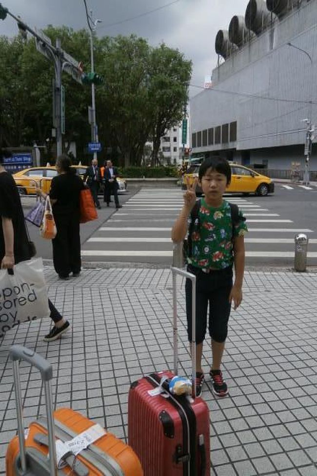 タクシーでホテルへ行きます<br /><br />相変わらずタクシーは安い<br /><br />台湾は交通費安くてお財布にやさしい