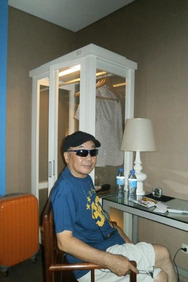 ちょっとびっくりしたのは・・<br /><br />チェックイン済ませ部屋へ行く途中に、エレベーター乗ろうとしたら<br /><br />ホテルスタッフが「すいません、只今エレベーター点検中で階段になります」5階<br /><br />私「えって感じ」、「1時間くらい」ですと・・<br /><br />バックをスタッフが持ってくれましたが・・5階まで階段上りました。