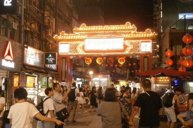 私は、士林夜市よりこちらの饒河街観光夜市が好きです<br /><br />食べ物あり、お土産ものあり、胡椒もちも美味しいし、1本道なのも好きです