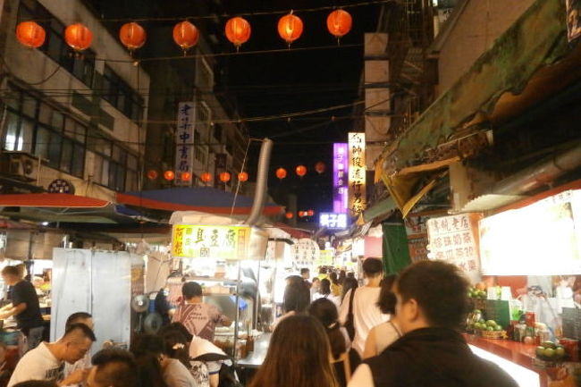いつ行っても混んでますね<br /><br />活気があり夜市は見てるだけでも飽きない<br /><br />