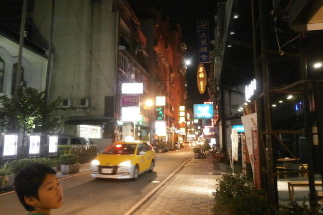 夜市からタクシーで２１：００頃帰ってきて、<br /><br />コンビニによってビール買って今日は寝ます<br /><br />１３０００歩歩きました疲れた