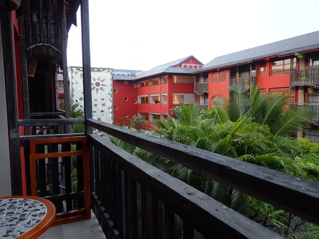 4階の部屋でした。テラスにはディベッドがあります。コンパクトながら緑を上手く配してプールやウォーターボムが見えました。<br />