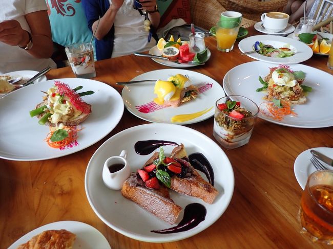 5名なので　色んな物が頼めました。このホテルの朝食は本当に見た目も綺麗で、美味しいです。高級ホテルのクオリティです。ソフトシェルクラブのサンドイッチや、スモークサーモンのベックエネディクト、フレンチトースト、グラノーラも美味しい。このホテルなかなか太っ腹！！問題は１つ。ついつい食べ過ぎてしまうことでした。