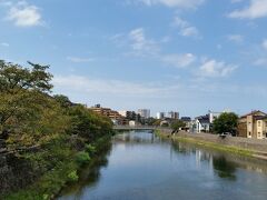 浅野川に来ると晴れ間がのぞきました。川面がきれい！