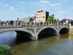 浅野川大橋は登録有形文化財。アーチのシンプルな装飾が好き！
