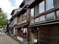 浅野川沿いに渋い建物が連なります。