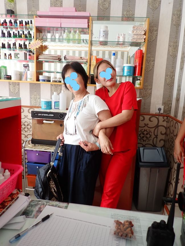 フットマッサージ30分を頼みましたが、始まってみると、なかなか上手。こりゃあいいわ。と1時間に延長してもらいました。1Ｈ　8万ルピアでした。その後　続々とお客さんが入って来ていました。