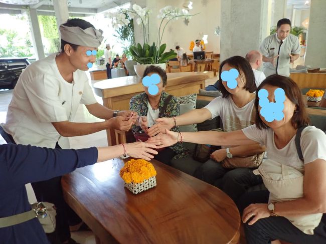 旅の安全を願って、スタッフが私達にミサンガをつけてくれました。<br />こんなちょっとした心遣いも嬉しいものです。私達の子供たちより若いスタッフが可愛いです。<br />チェックアウトをして、スーツケースを預けて、タナロット方面に出発です。