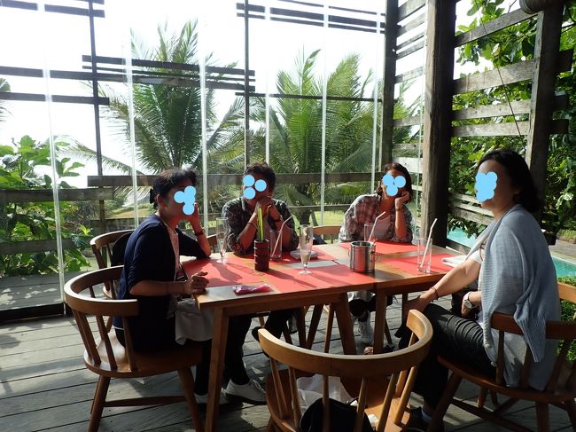 先ずはレストランでランチ<br />風が強いので風よけを閉めてもらいましたが、あちこちから風が入るので<br />余り意味なし。