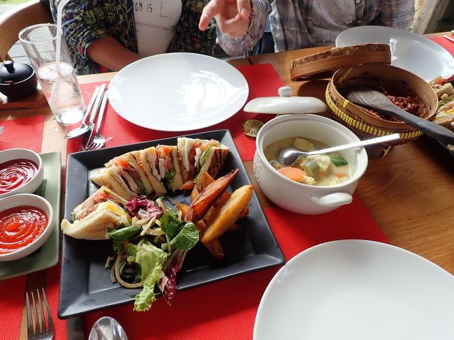 クラブサンドやカレーを食べました。美味しかったです。