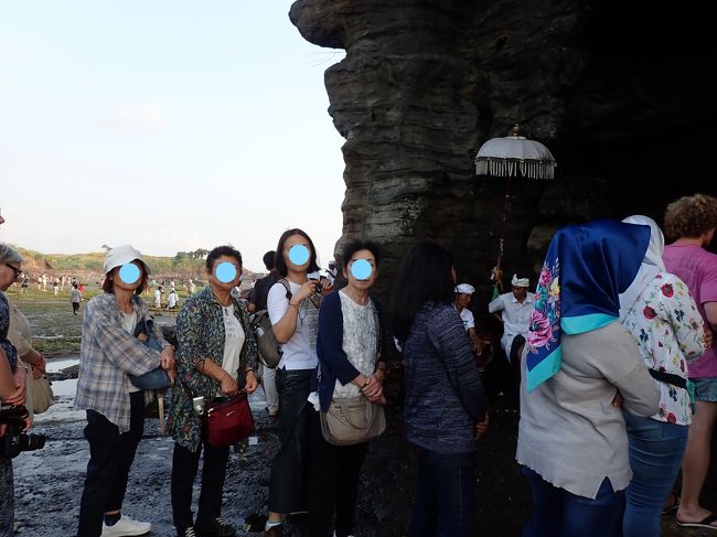 そんなに並んでもなかったので、私達も　聖水をかけて清めていただくことにしました。