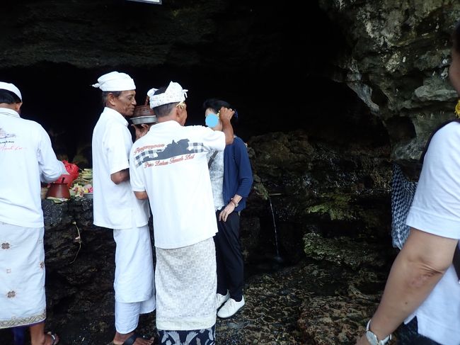 まず　湧き水で手と顔を洗い　額に米を貼り付けてもらい、聖水をかけ　耳にフランジパニの花を飾ってもらいます。そして、少しお布施を置きます。