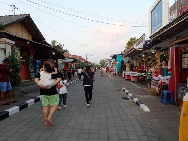 帰り道　参道はおみやげ物店通りです。