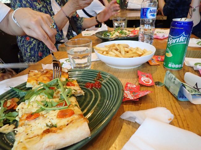 最後の空港での食事。みんなの残金を寄せ集めて・・・<br /><br />ほんとに　楽しい楽しい旅でした。<br />今回やもなく参加出来なかった　ＭＮちゃん、Ｍちゃん　また一緒にいけたら最高なんやけどなぁ<br />これで　私達5人のバリ旅終了。<br />友達に恵まれ、こんな風に楽しめた事に　心から感謝!!