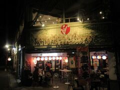 夜はダイビングショップのめだかさんとご飯を食べに行くことに。
ホテルの裏手には石垣島ヴィレッジという開放的な作りの居酒屋モールがありました。
楽しそうなのはいいのですが、オープンな作りなので毎晩夜半過ぎまでにぎやかでした。