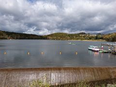 女神湖。
遊歩道を歩いたけど、時季外れのせいか花が全然なくって残念。