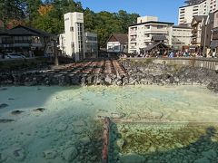 これが有名な湯畑なのね～
ライトアップされた、夜の湯畑も見てみたかった。
