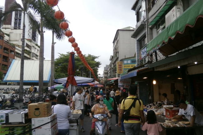 着きました　朝市<br /><br />いろいろなものがあります<br /><br />魚、肉、下着、服、野菜、果物<br /><br />肉を売ってるとなりに服があったり<br /><br />今も以前と変わらないですね