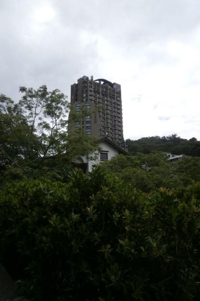 北投温泉の加賀屋<br /><br />高くて私達には縁がありません<br /><br />この後北投公園露天温泉へ行き入浴しようとしたら<br /><br />海水パンツでないとダメ（知っています）と履いてきたと言ったら<br /><br />生地をみて孫のはこれ良い、私のはこれダメ、ここにある海パンを買えと<br /><br />冗談じゃない、これは日本の海パンだと言ってもダメ、もう良いと言って入りませんでした　他のところと思いましたが、温泉街を散歩して台北へ帰ってきてお昼