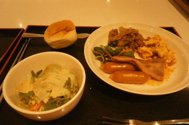 朝食<br /><br />本当は朝ごはん屋さんへと思いましたが<br /><br />歩くのが疲れてホテルで
