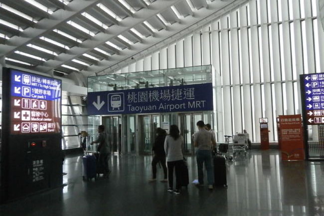 桃園空港　第1ターミナル<br /><br />オンラインチェックインしてます<br /><br />空いてました