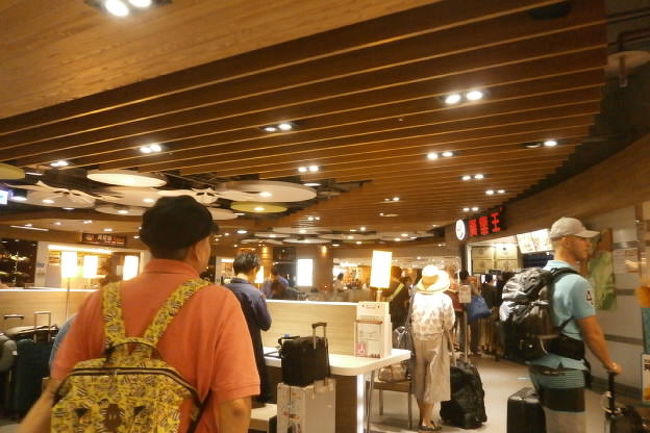 空港内フードコートへ<br /><br />