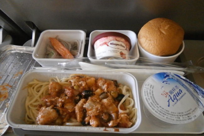 キャセイパシフィックに乗ったらハーゲンダッツですね