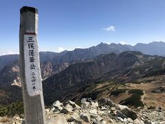 広い三俣蓮華岳山頂には標識がたくさん。
というのも、名前からもわかるようにここは富山、長野、岐阜三県の県境なので、それぞれの県が立てているんだと思います。