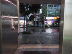 「梁記嘉義鶏肉飯」の場所はMRT「松江南京」駅徒歩５分くらい。

MRT「松江南京」駅から地上に出たら右方向に進む。