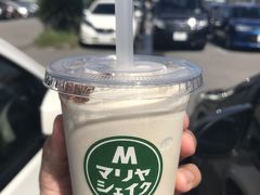 雨も上がったので、川平方面に行くことにします。
その前に食後のデザートです。
離島ターミナルに寄り道。マリアシェイクコーヒー味だったと思います。