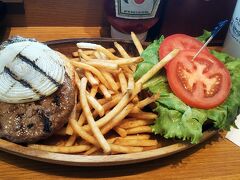 お腹が空いたのでついクアアイナに入店。
セットにした方がお得だと言われて頼んだハンバーガーセット。
「ハンバーガーを４つに切ってください」と頼んだのにスルーされちゃいました。このデカいのにかぶりつけ、と・・・。