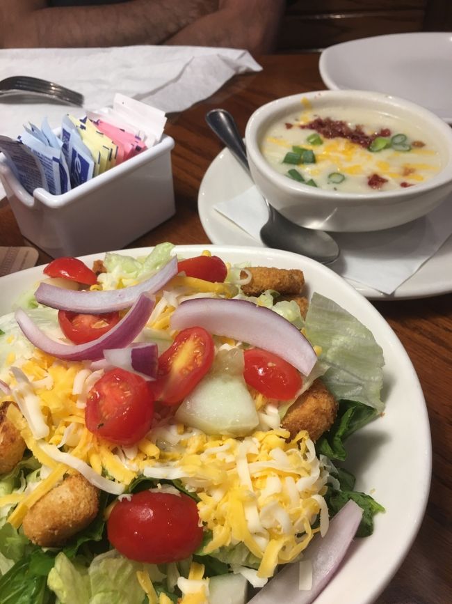 浄化されたからか、お腹も軽くなり お昼ご飯です。<br /><br />ハワイカイSSの  アウトバックステーキに