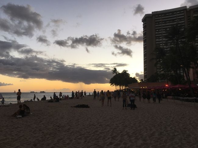 サンセットをみながら 海岸から二軒先きのホテル  アウトリガーに移動。<br />砂浜に埋もれて 歩きにくいですが、それもハワイを感じられる移動一つです♪