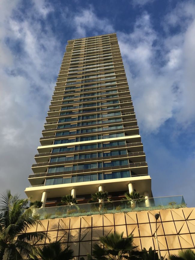 シェラトンから3.4分くらいで到着。<br /><br />何階建てでしょうか？高いですね。