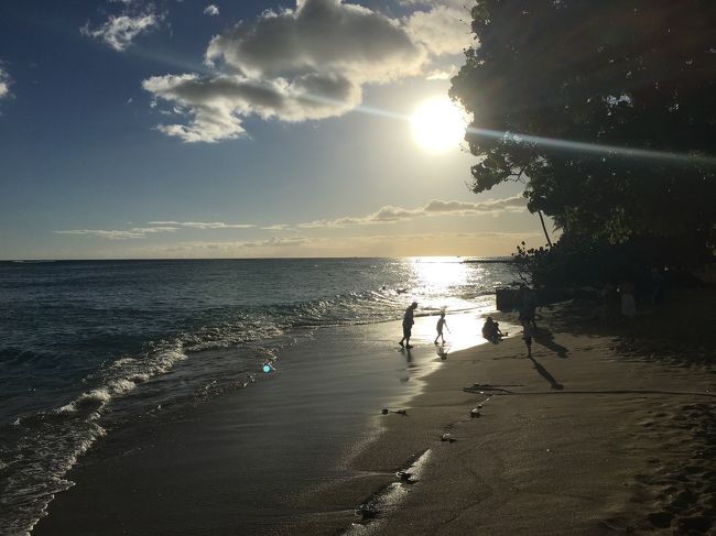 サンセットを見るため、ビーチにでてみました。<br /><br />ハワイはどこを切り取っても、絵になりますね。