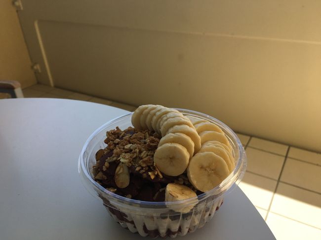 朝ごはんは  ホテル内のホノルルコーヒーで  アサイボールをテイクアウトし、ラナイで。<br /><br />ウエルカムドリンクで、一杯分のコーヒーチケットもホテルからもらったので、一緒に。