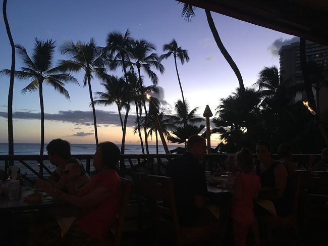 アウトリガーの2階  のレストラン<br /><br />フラグリル<br /><br />オープンテーブルから予約を入れていました。<br />5日前でも 選べる予約時間がたくさんあったので、空いているのか？と思っていたけれど、満席で待ちも出ていました。