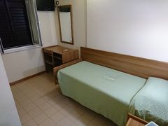 予約していたHotel Igeaにチェックイン。
部屋は掃除が行き届いており清潔です。しかし、非常にシンプルな内装で、ベッドはかなり小さいです。