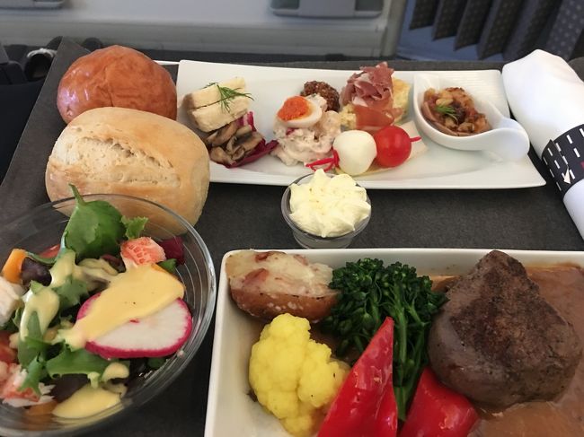 機内食も  お肉選択。<br />この一週間でどれだけ お肉を食べたんだろう。