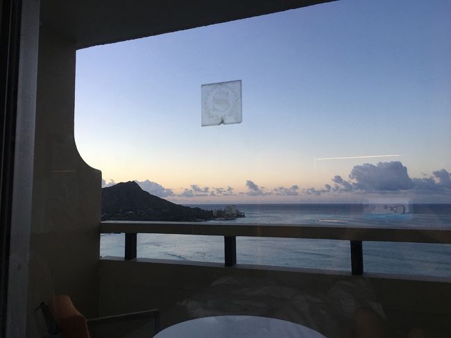 5日目朝です<br /><br />帰国の日<br /><br />この景色も見納め。<br /><br />朝7時に  チャーリーズタクシーを予約しています。<br />感傷にひたることもなく、バタバタとチェックアウトし<br />空港に向かいました。<br /><br /><br />