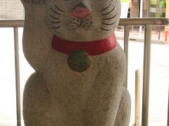 そして小田急線の豪徳寺駅にもいました。
ちょっとオヤジっぽい招き猫ですが（＾＾：）

招き猫三昧の世田谷プチ旅行♪
遠出しなくても楽しめた1日でした。