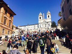 スペイン広場に到着！
映画「ローマの休日」にも使われた階段。

観光客でごった返しています。
想像以上の人の多さでした(;^ω^)