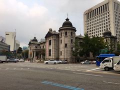 「貨幣金融博物館」。

日本の植民地時代に建てられた歴史建造物で、朝鮮銀行として日本が造りました。その後、韓国銀行となりますが、現在は銀行機能は新しいビルに移り、貨幣金融博物館として開放されています。