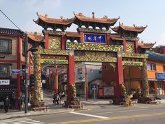 道路を挟んで中華街と書かれた門「第1牌楼」があります。
