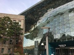 表に出て来ました。
後ろから覆いかぶさるようになっているのが新ソウル市庁舎です。
