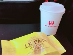 機内サービスのコーヒーのお供は
伊丹空港で購入した
お気に入りのルパンのレモンケーキ