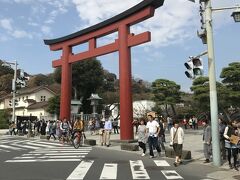 鶴岡八幡宮入口の交差点は、いつも車が渋滞し大勢の観光客がいます。