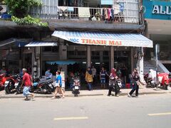 ランチは、ベンタイン市場の西側にあるBun Mocのお店「Thanh Mai」 に向かった。

このお店は、前回(今年のＧＷ)偶然見つけたお店で、地元民で混みあっているのを見て入店した。
メニューは、ブンモック１種類のみ。（大or小のチョイス）